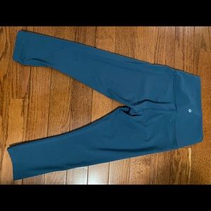 Lululemon Size 6 Wunder Under Crops